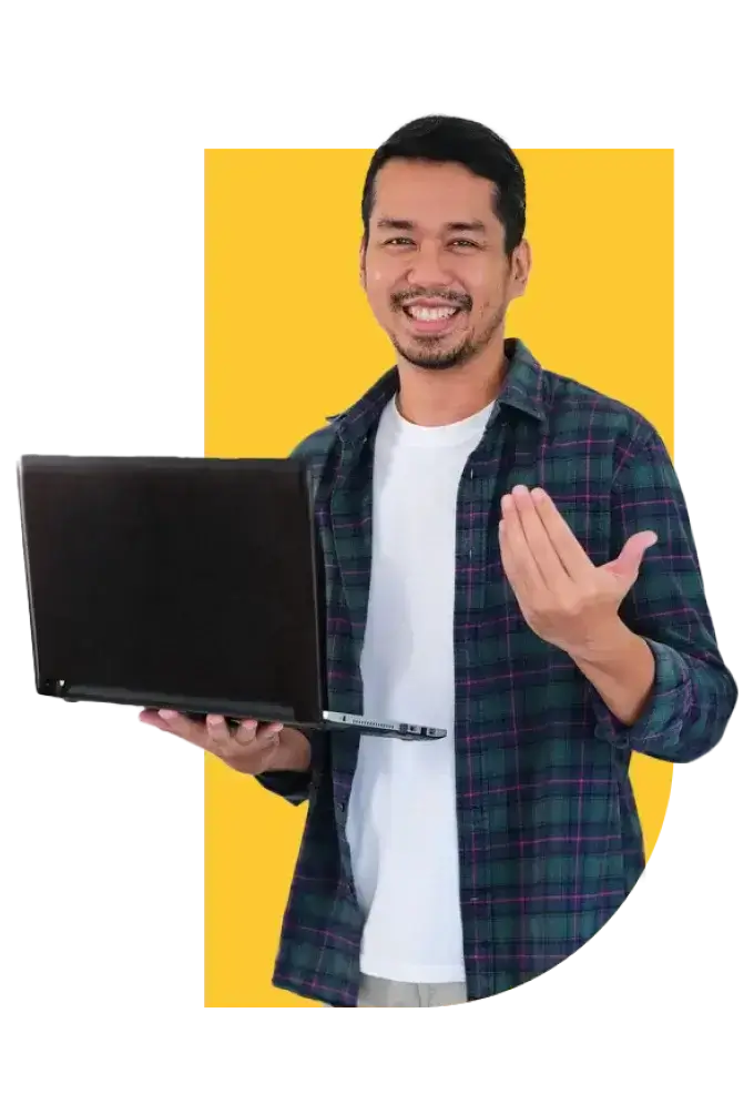 Joven universitario riendo sosteniendo un laptop