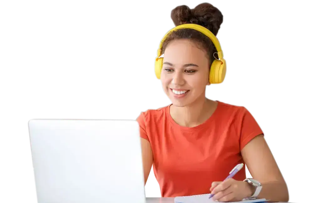 Chica estudiante concentrada en laptop