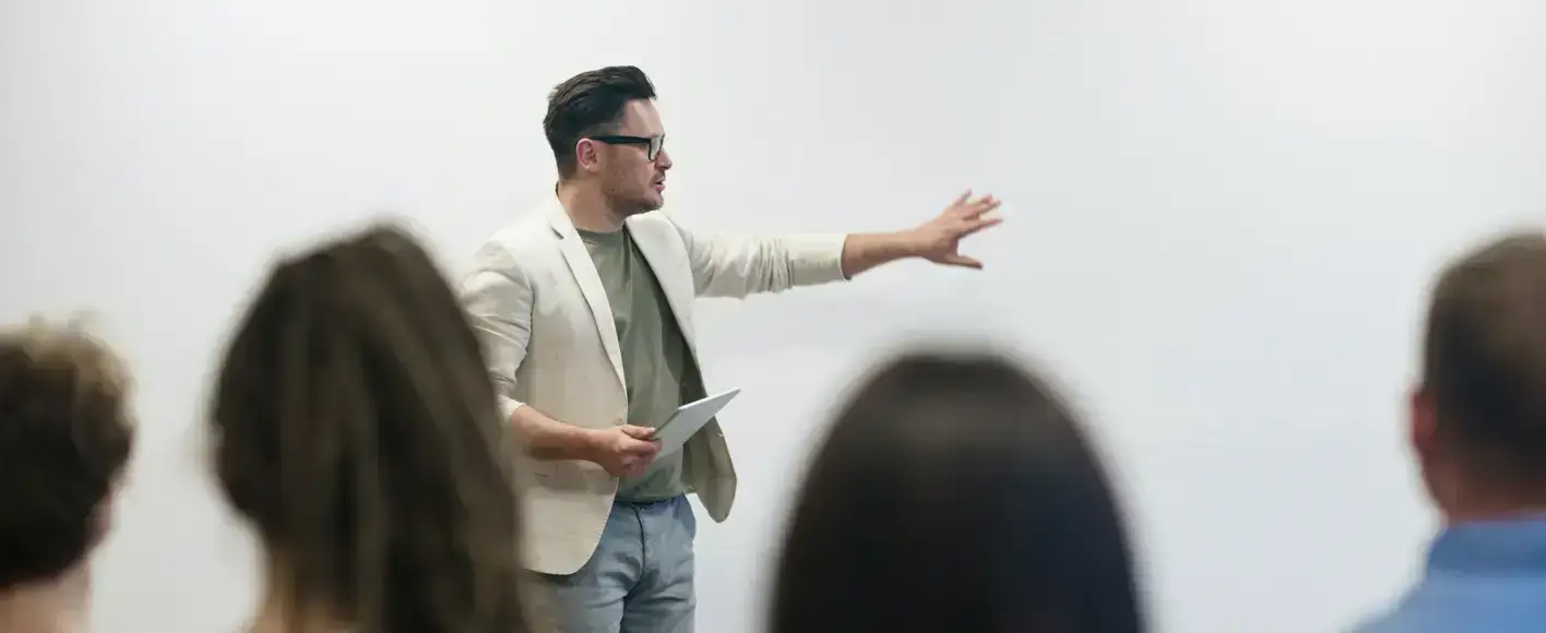 Pedagogo explicando a un grupo de personas